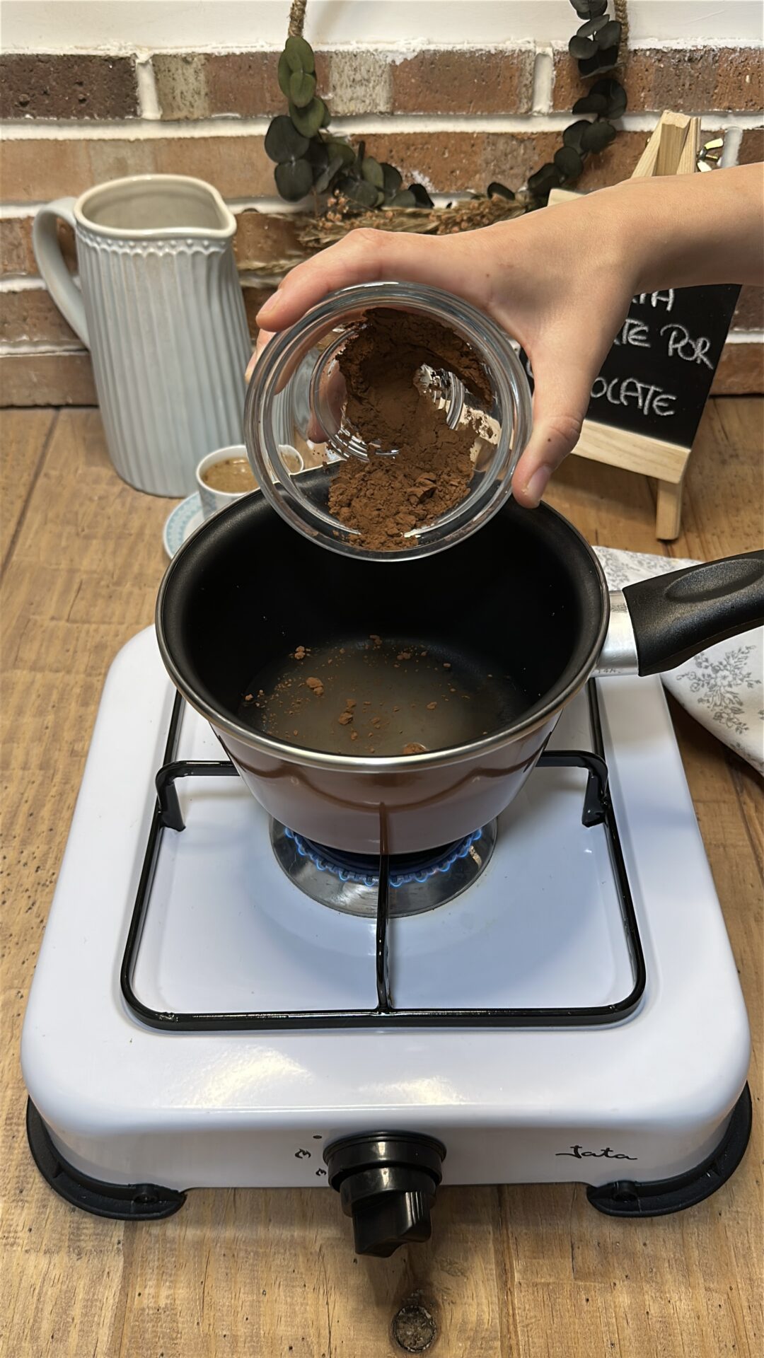 Tarta muerte por chocolate_10 Llevamos a un cazo el agua, el azúcar y el cacao