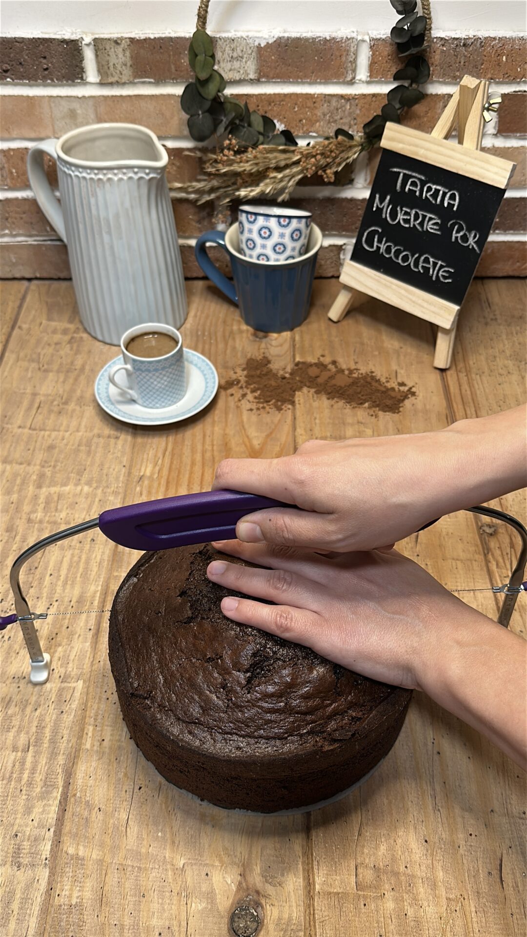 Tarta muerte por chocolate_17 Cortamos el copete del bizcocho con una lira para aplanarlo