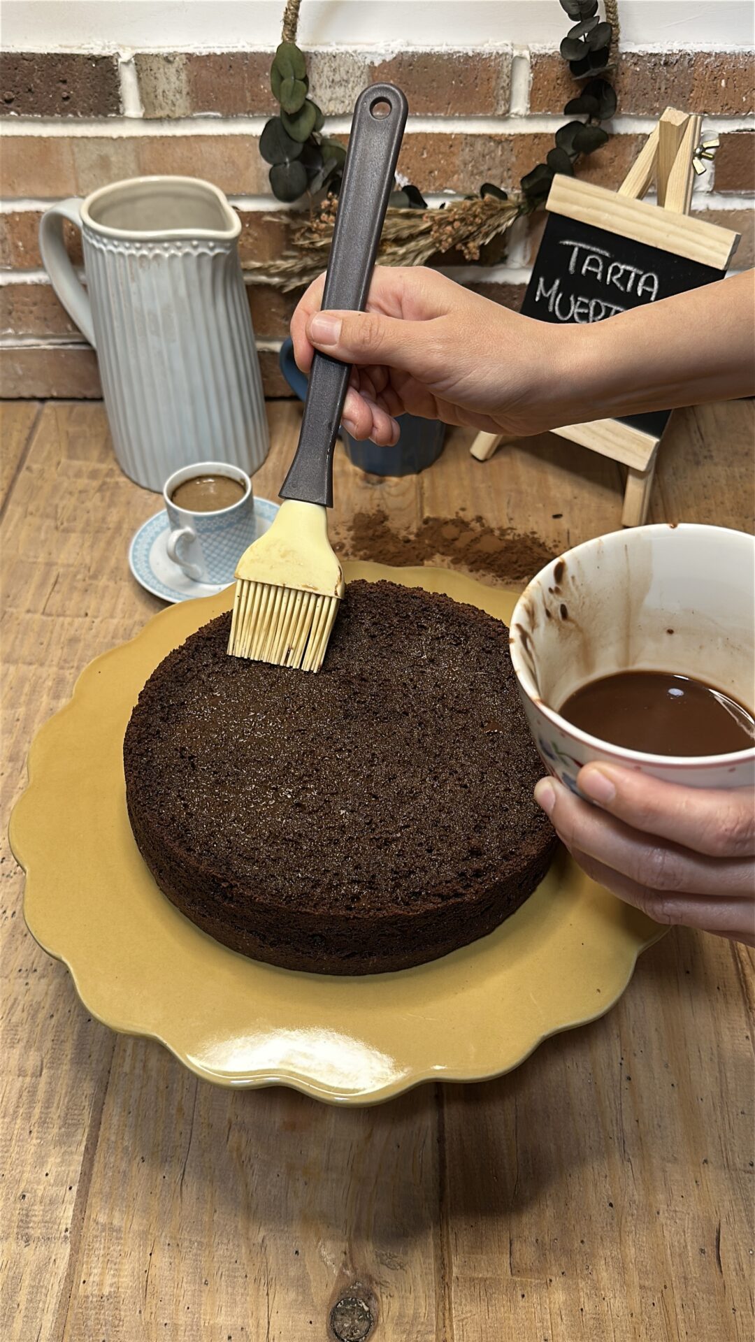 Tarta muerte por chocolate_18 Empapamos una mitad con almíbar