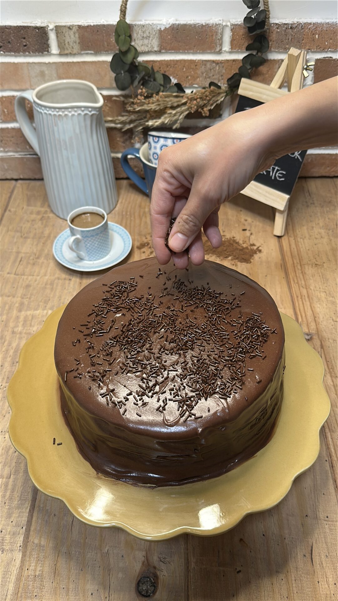 Tarta muerte por chocolate_22 Decoramos con virutas de chocolate y enfriamos en la nevera