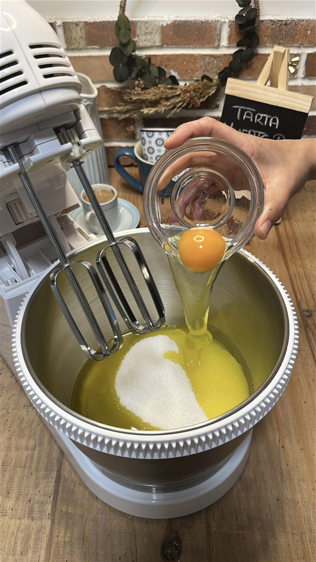 Tarta muerte por chocolate_4 Llevamos a un bol el aceite, el azúcar y los huevos