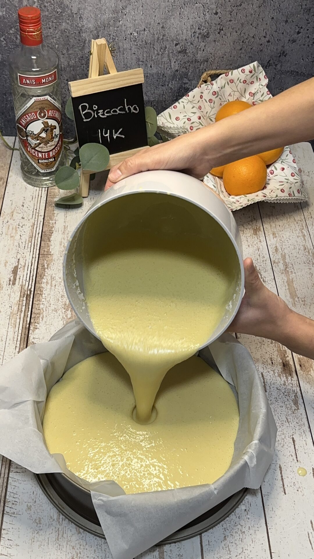 Vertemos la mezcla de nuestro bizcocho 14K en el molde