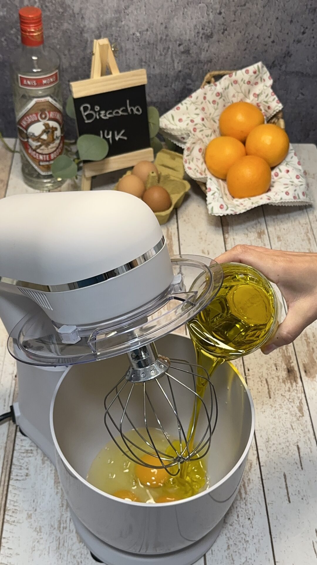 Llevamos a un bol los huevos y el aceite de oliva