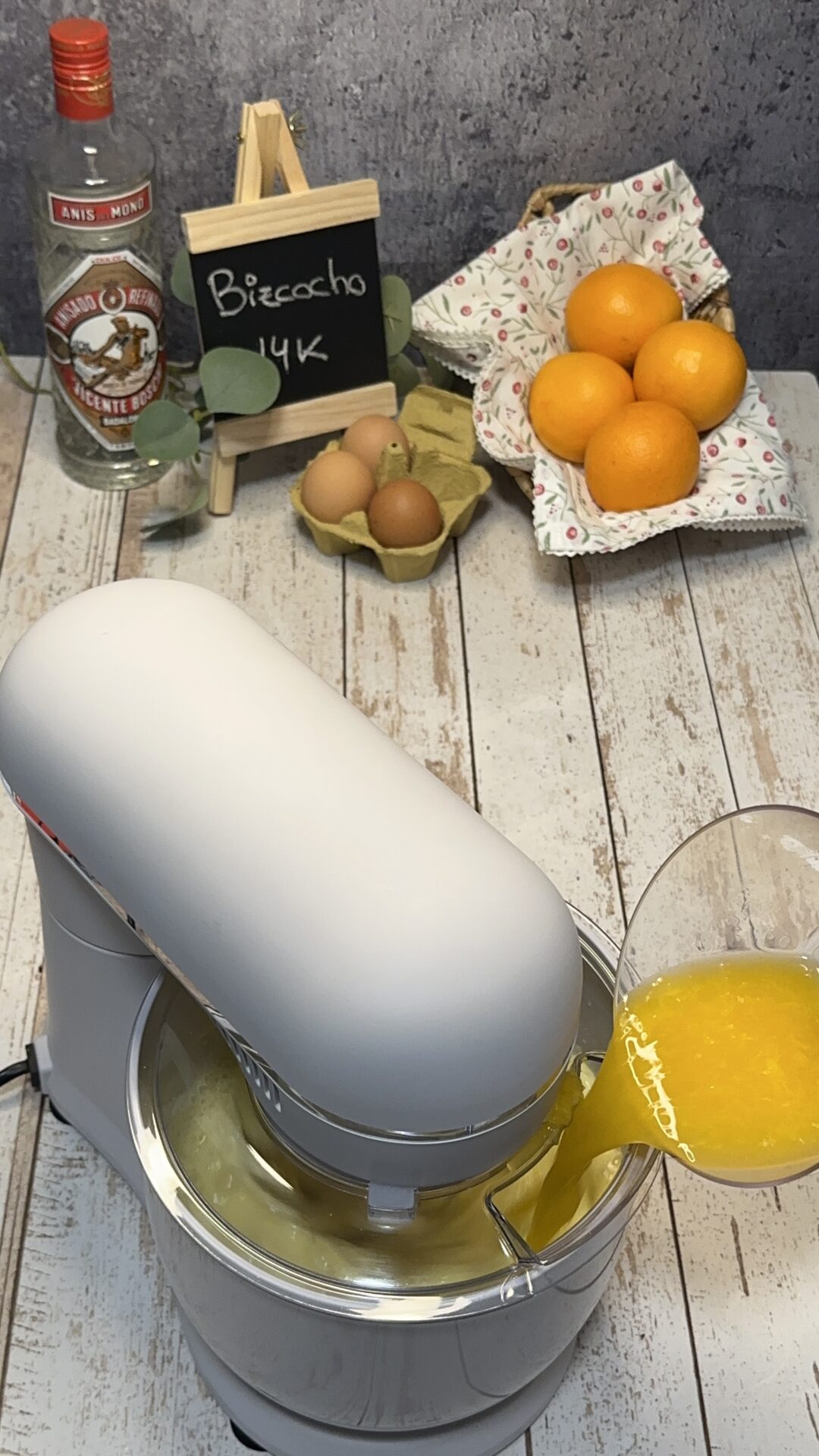 Incorporamos el zumo de naranja sin dejar de batir