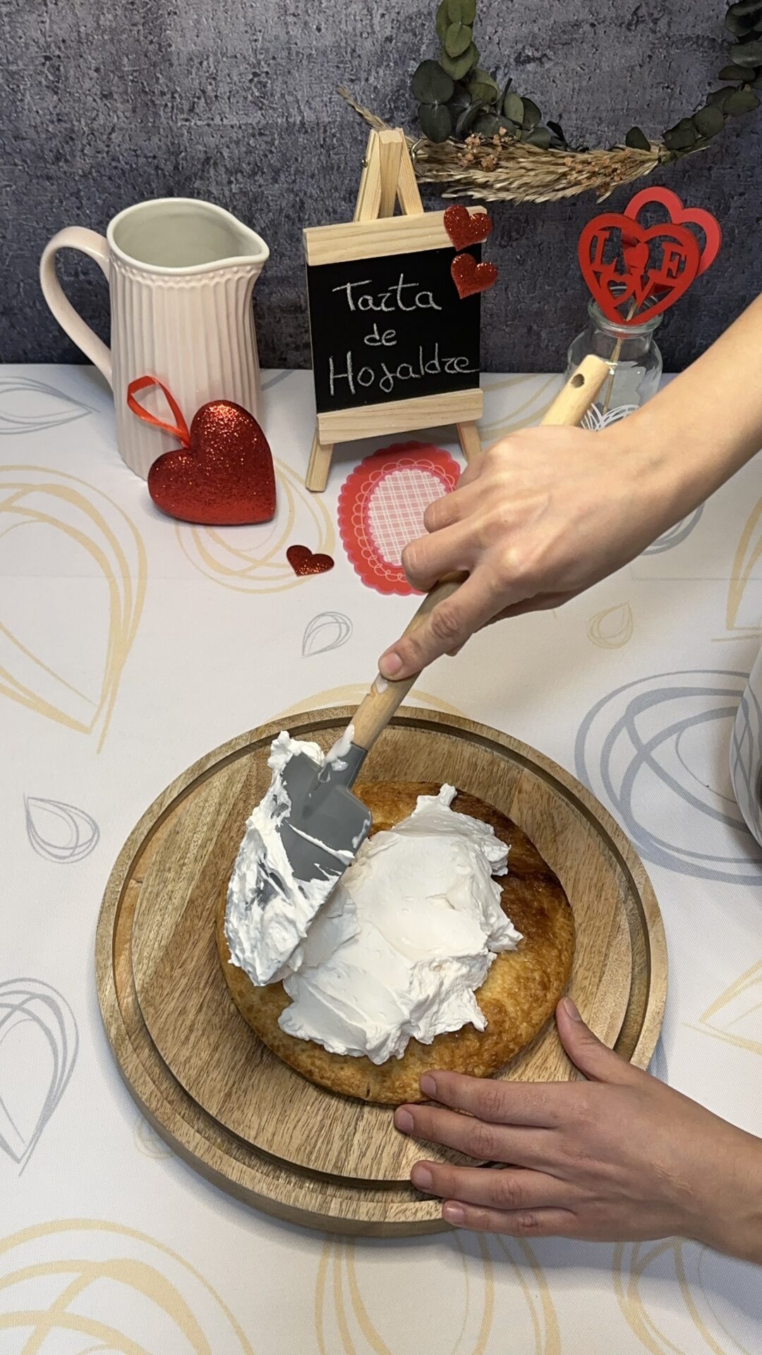Ponemos la mitad de la crema sobre la base de hojaldre