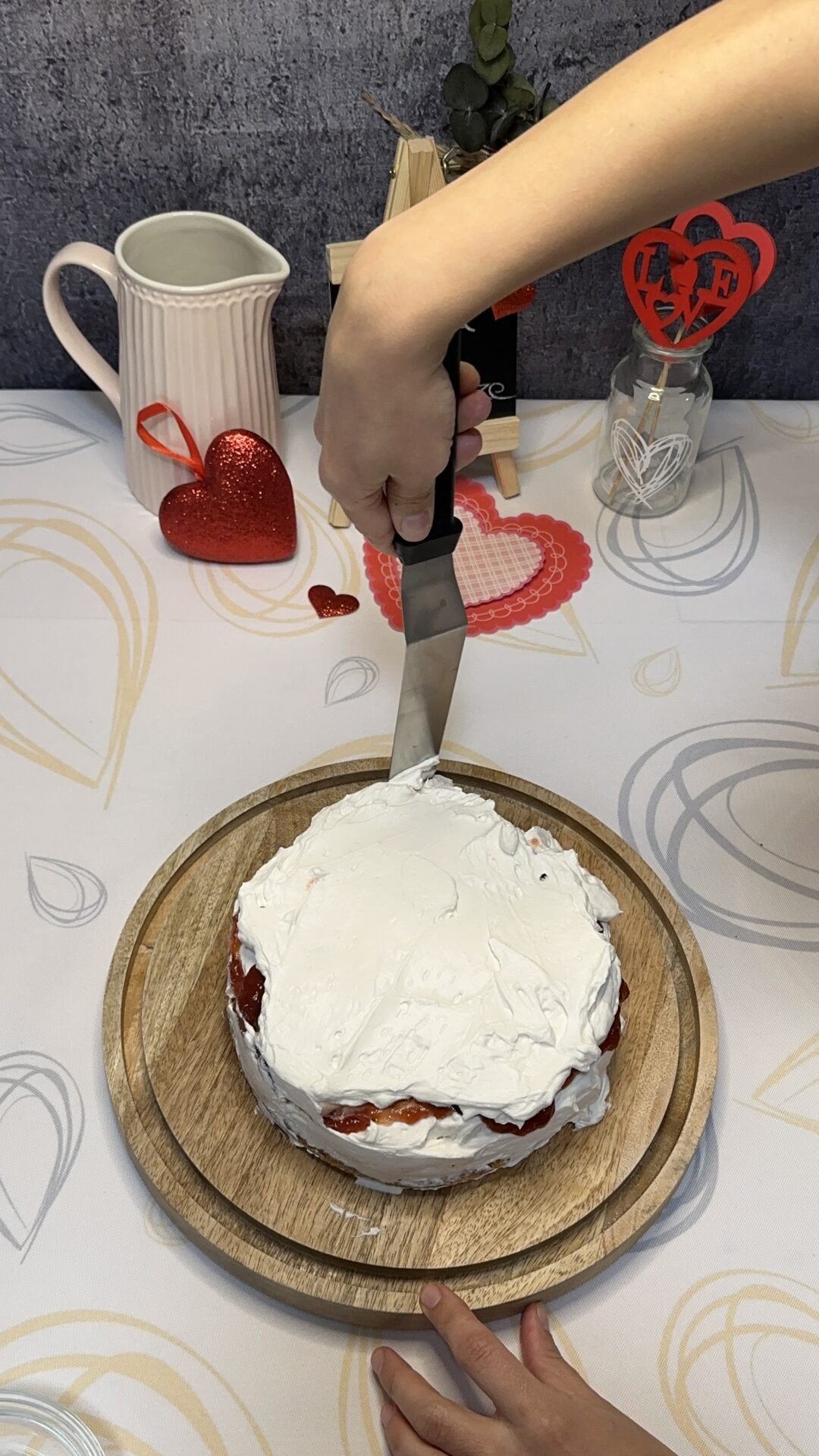 Vamos poco a poco cubriendo también los bordes con crema