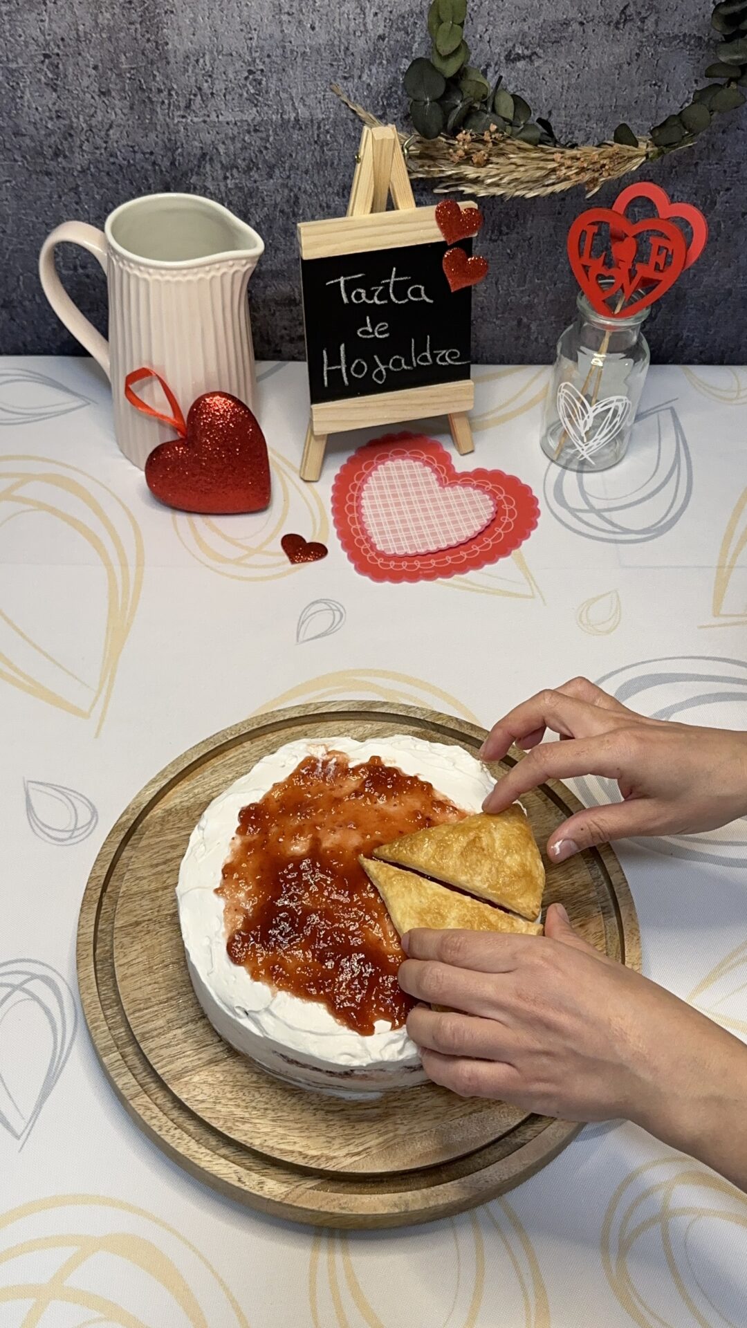 Colocamos las porciones de hojaldre presionando para que se fijen bien a la tarta