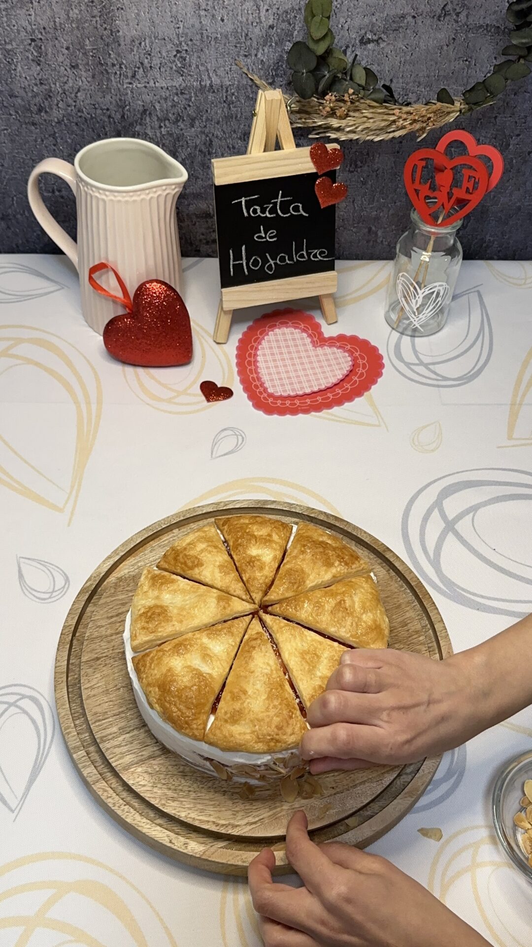Colocamos las almendras laminadas cubriendo el borde de nuestra tarta de hojaldre