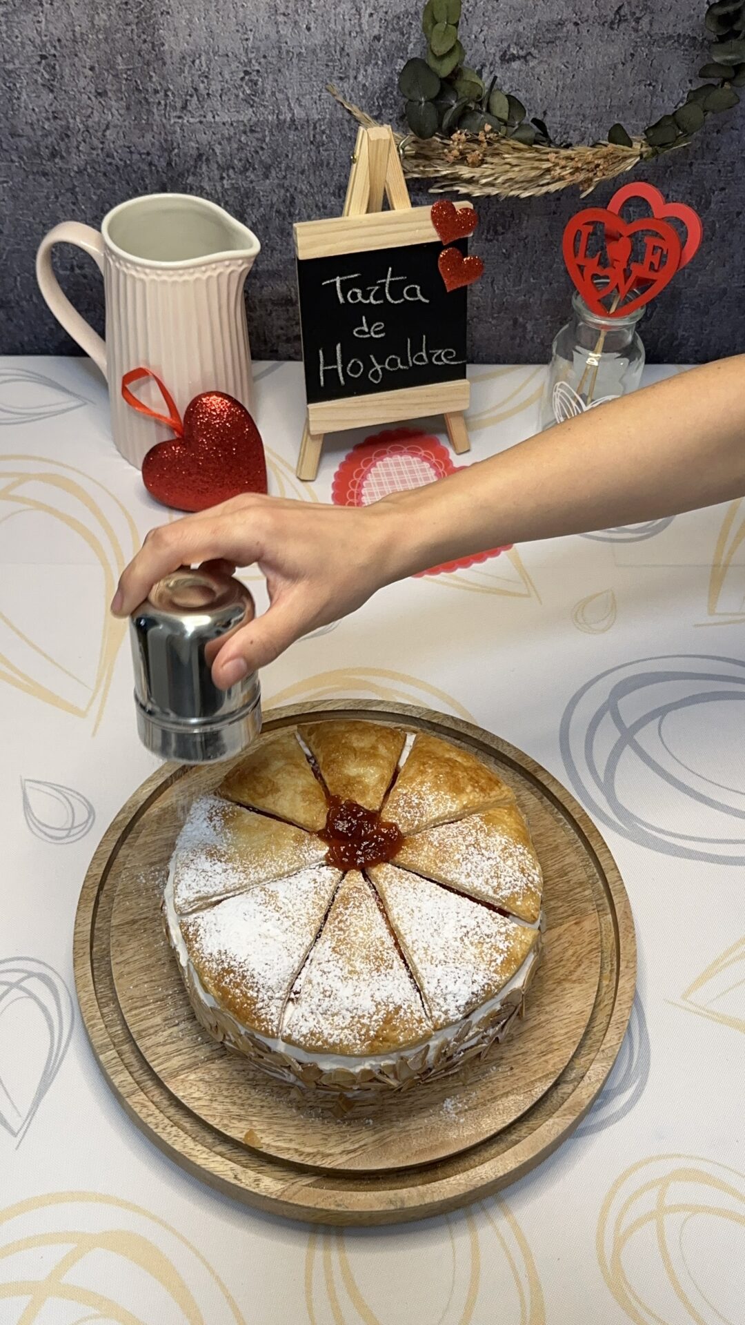Espolvoreamos nuestra tarta de hojaldre con azúcar glas