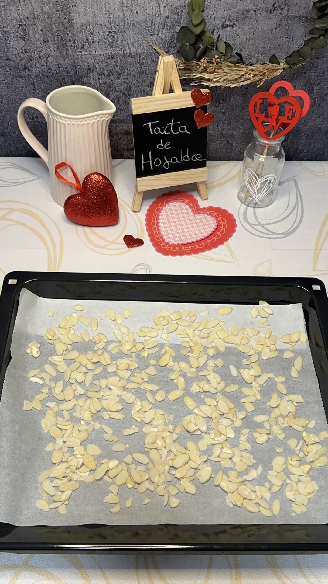 Llevamos las almendras laminadas a una bandeja de horno
