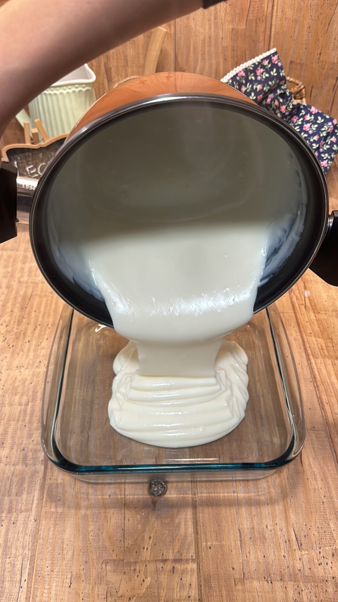 Vertemos la mezcla en un recipiente de cristal