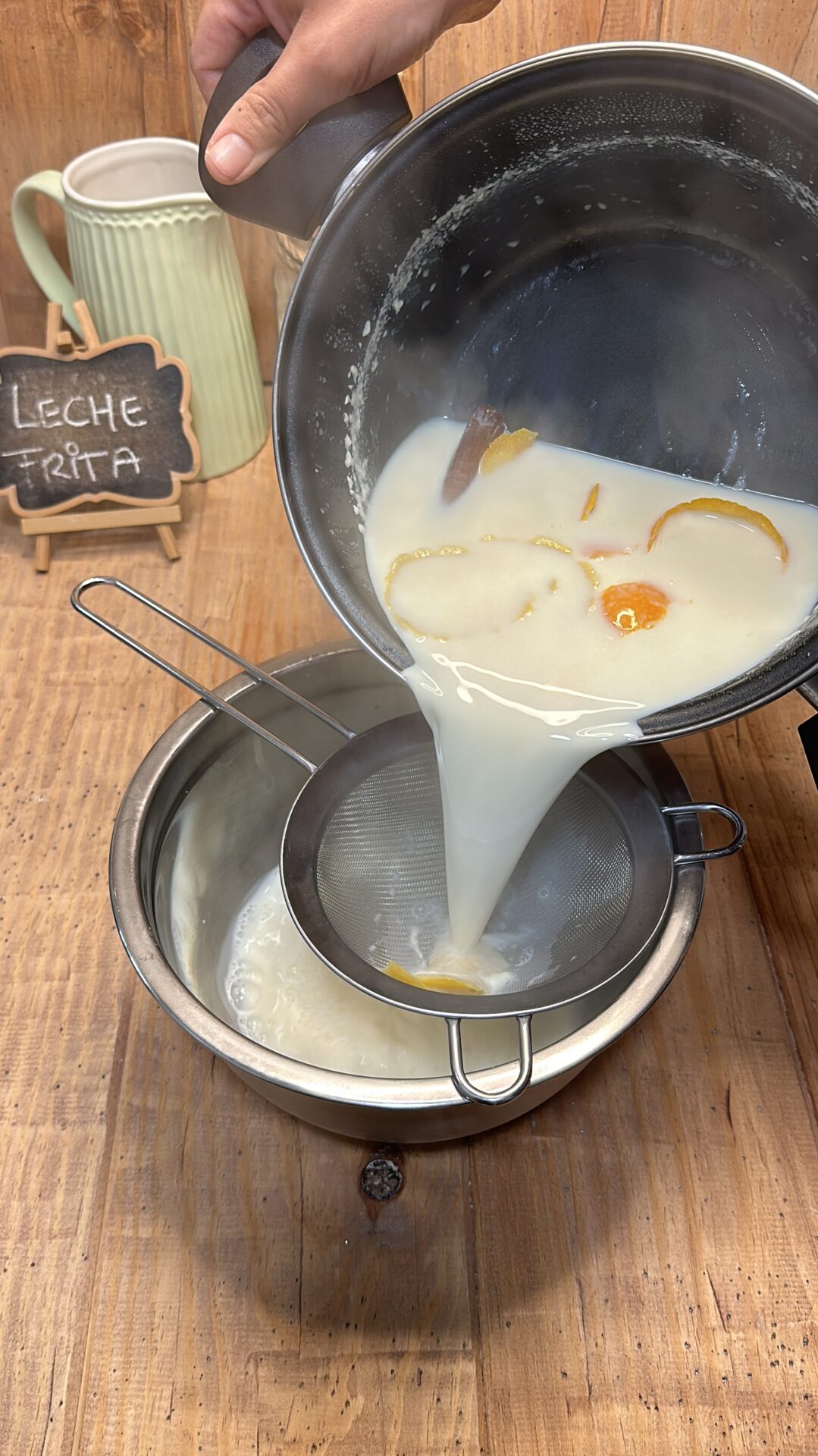 Colamos la leche en otro recipiente