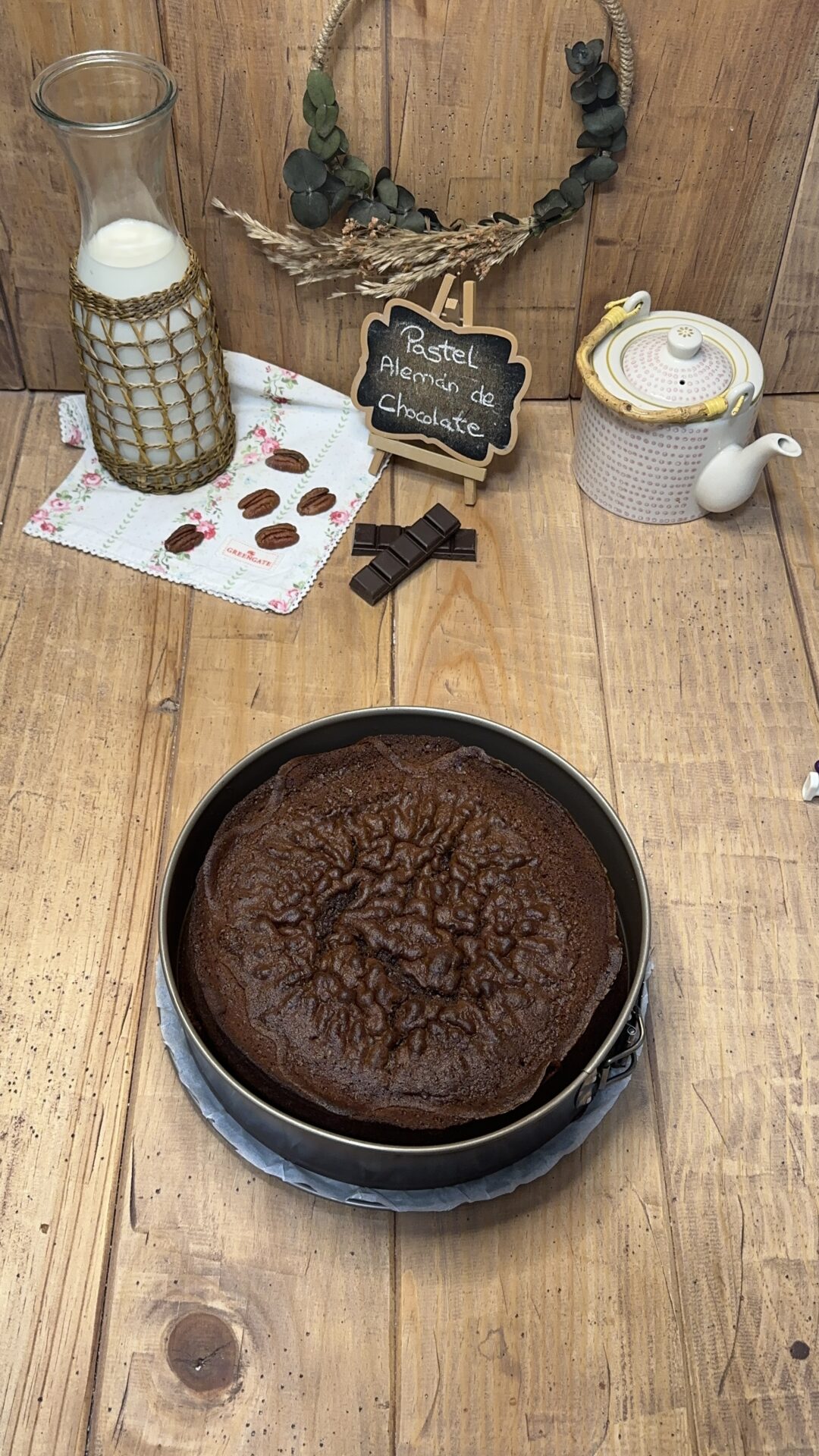 El bizcocho de nuestro pastel alemán de chocolate recién horneado
