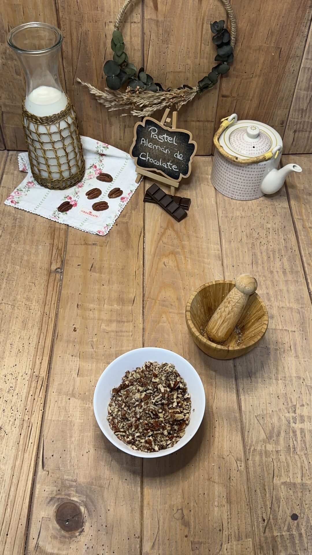 Picamos las nueces, reservando algunas enteras para decorar