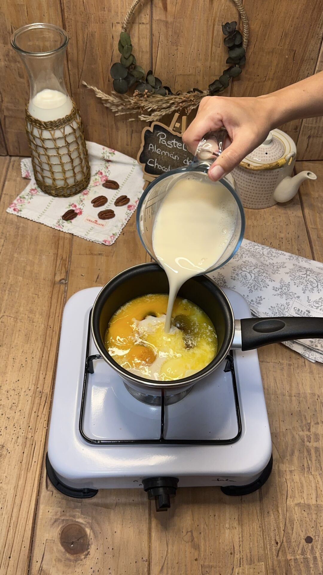 Llevamos a un cazo todos los ingredientes excepto el coco y las nueces