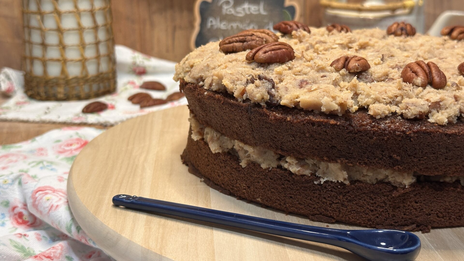 Te sorprenderá este jugoso y delicioso pastel alemán de chocolate