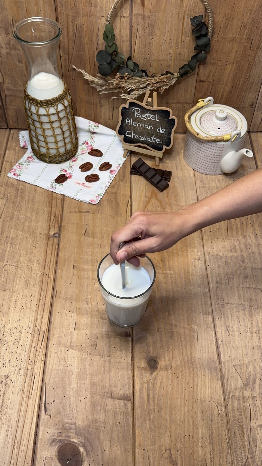 Mezclamos la leche con el vinagre y reservamos