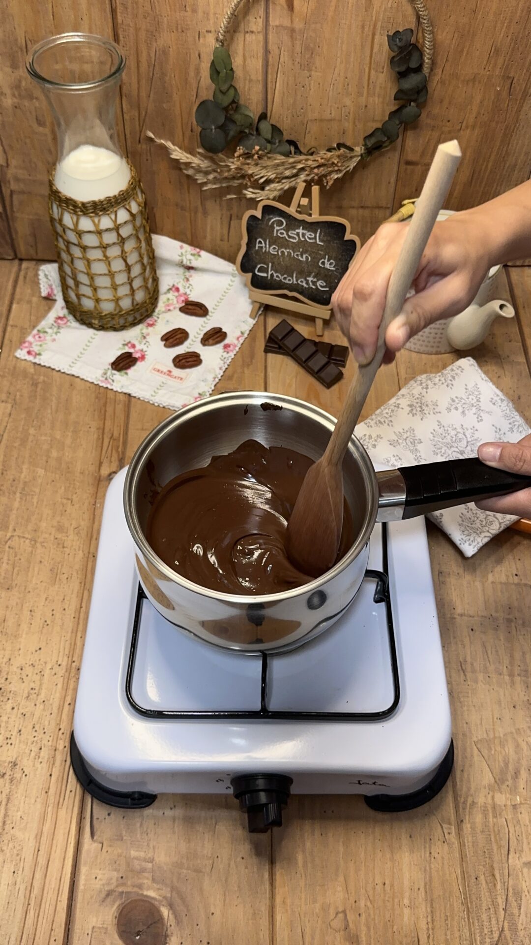 Fundimos el chocolate al baño María y reservamos.