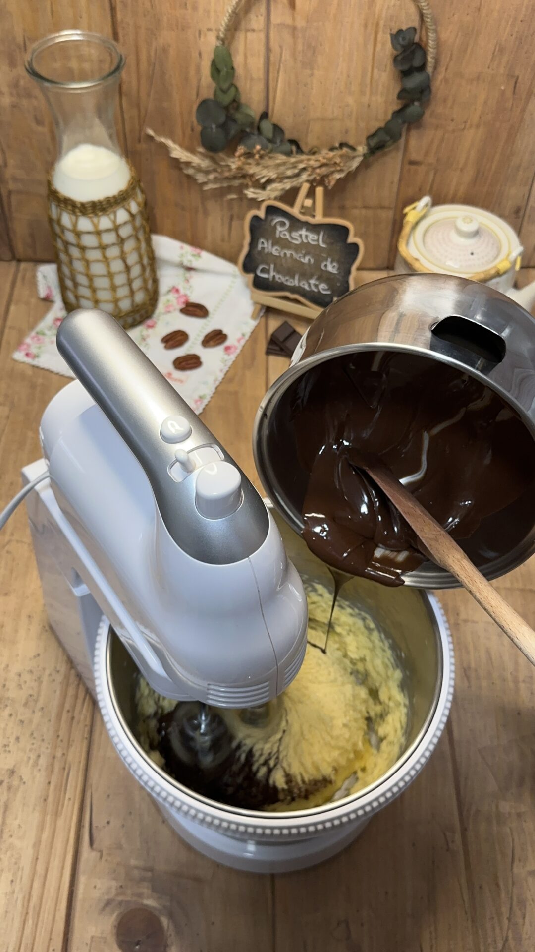 Añadimos el huevo, la vainilla y el chocolate fundido. Batimos hasta homogeneizar.