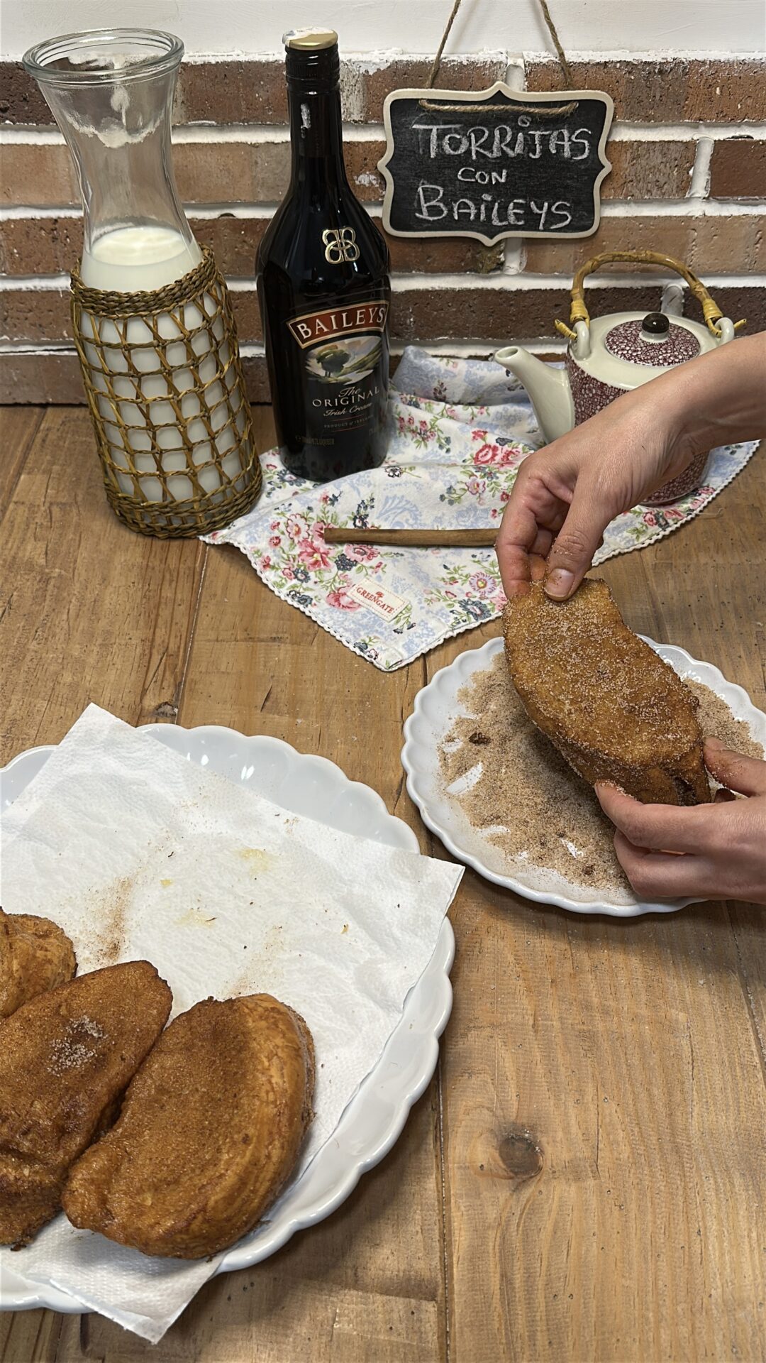 Cubrimos las torrijas de Baileys por ambos lados con azúcar y canela