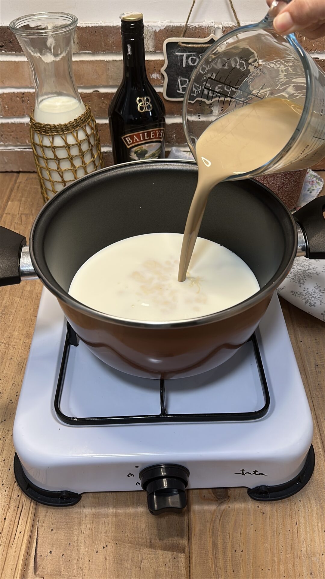 Llevamos la leche a un cazo. Calentamos. Añadimos el Baileys