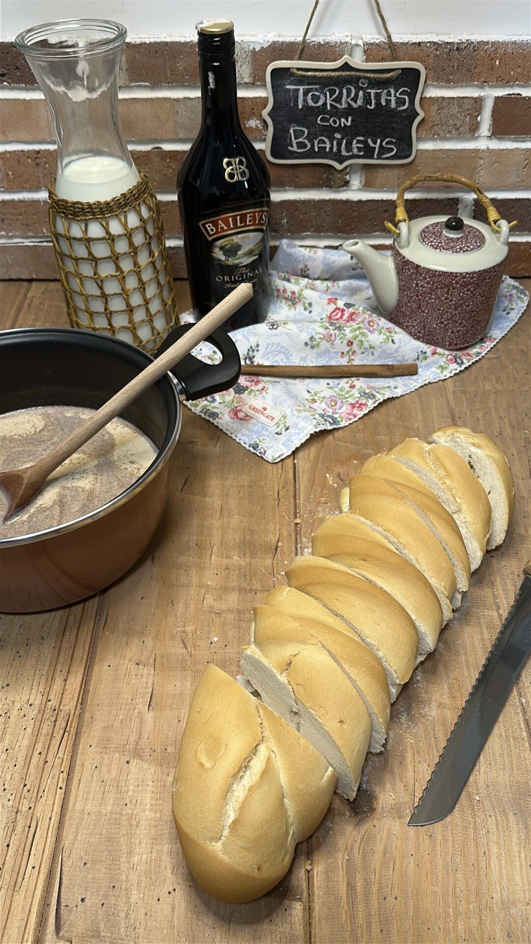 El pan duro de las torrijas preparado para remojar