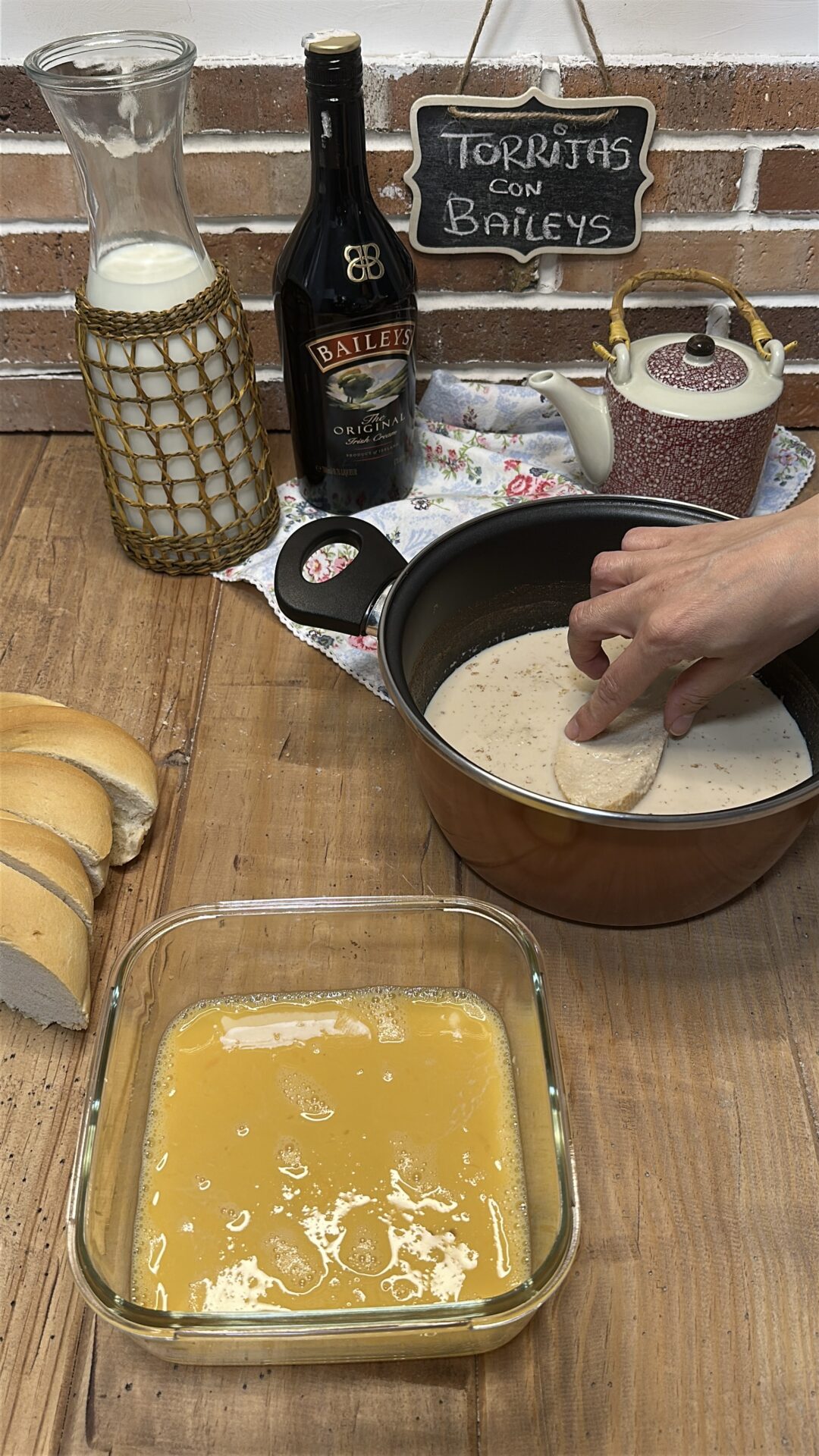 Empapamos bien las rebanadas en la leche con Baileys