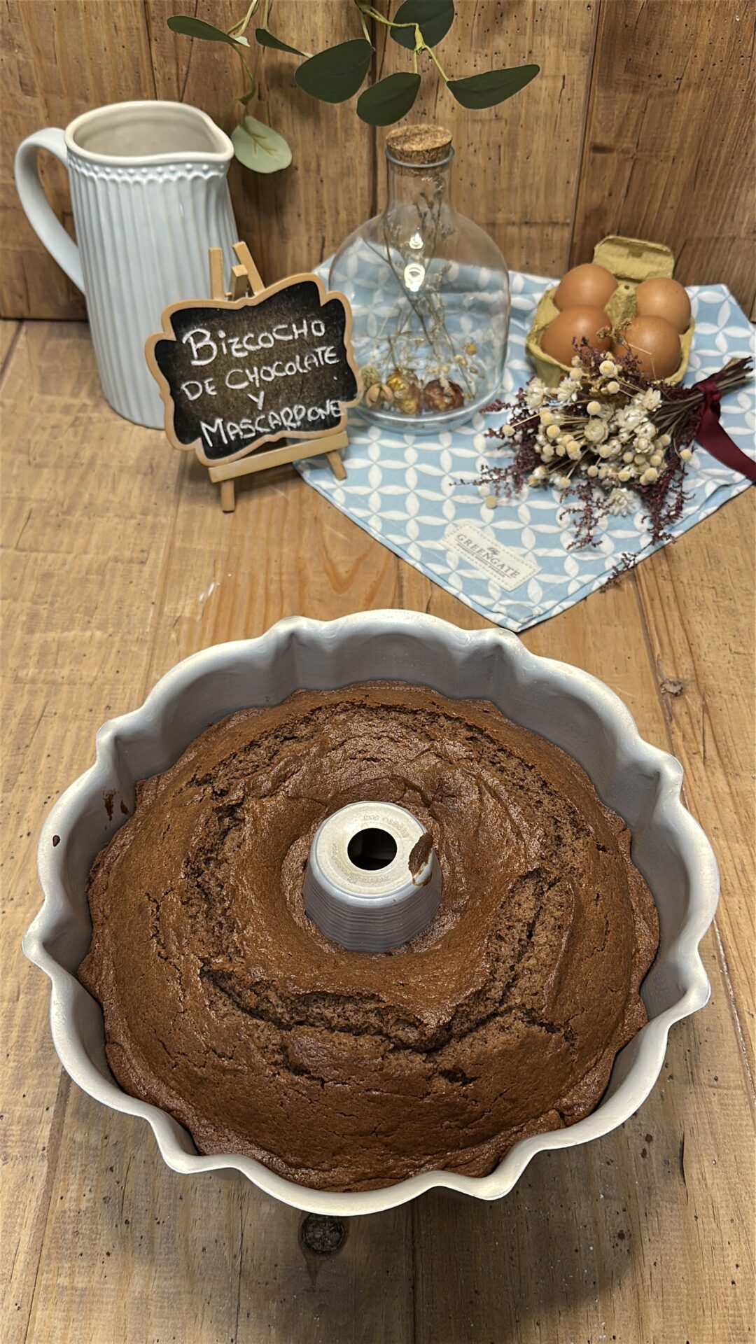 Nuestro bizcocho de chocolate y mascarpone recién horneado