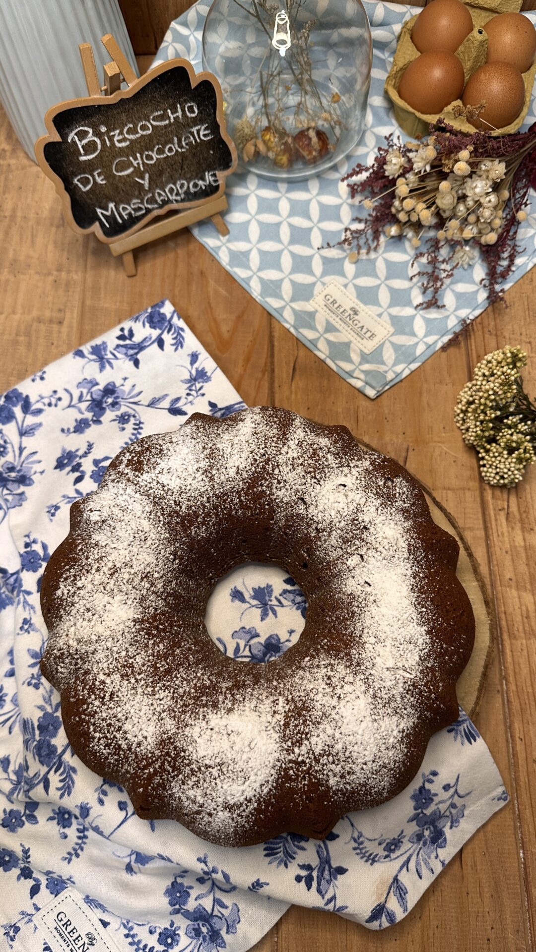 Te sorprenderá la mezcla de sabores de este mágico bizcocho de chocolate y mascarpone