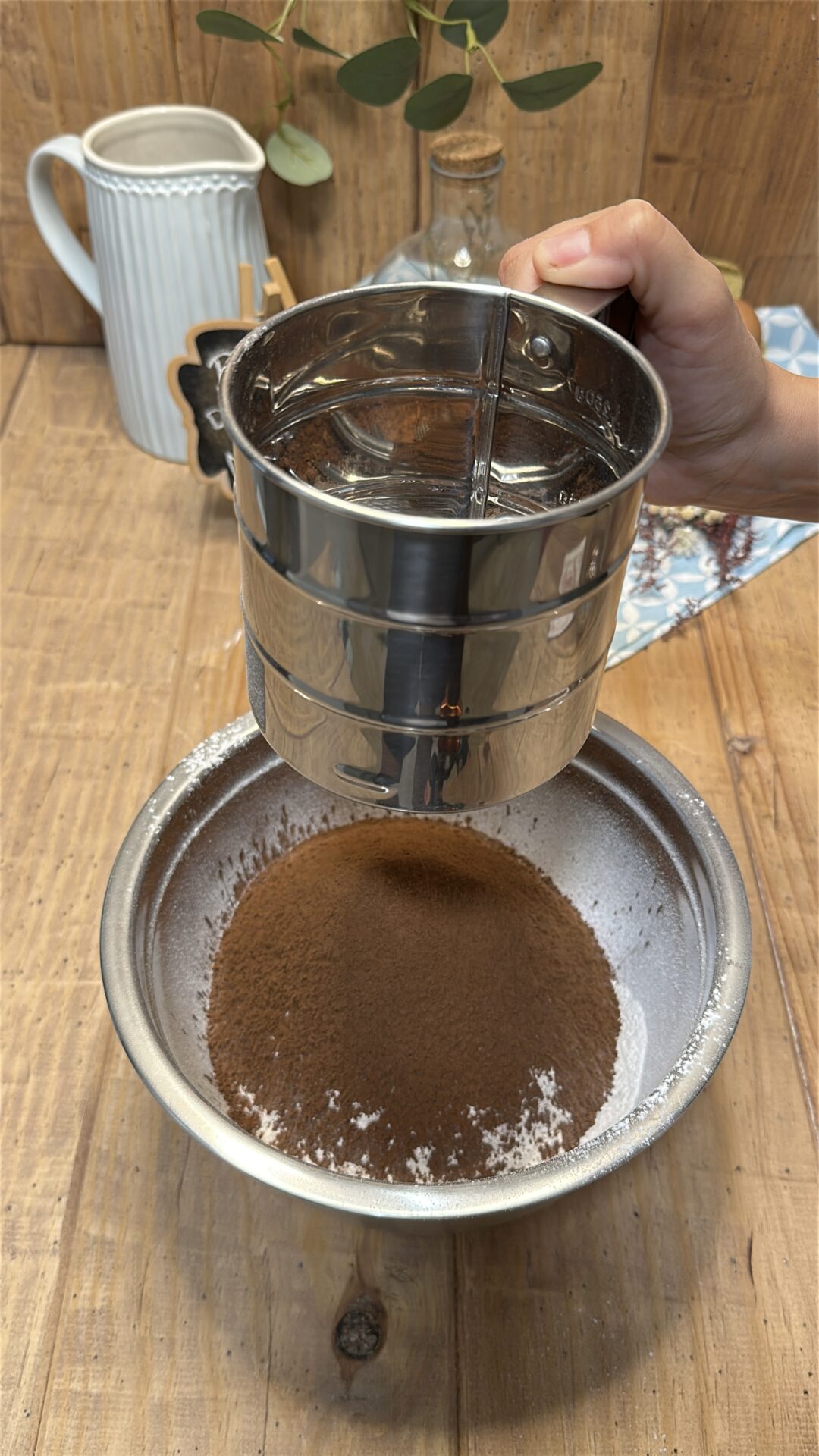 Añadimos la levadura y tamizamos el cacao