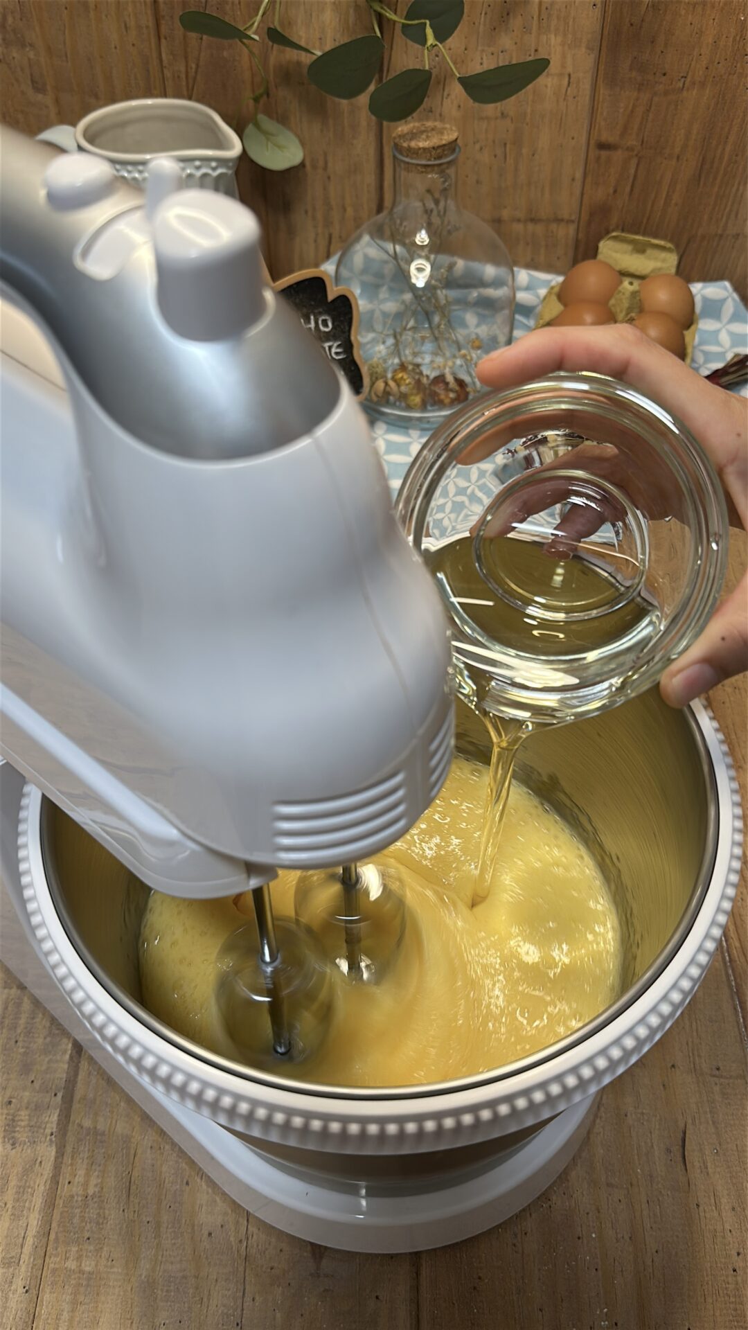Añadimos el aceite y seguimos batiendo
