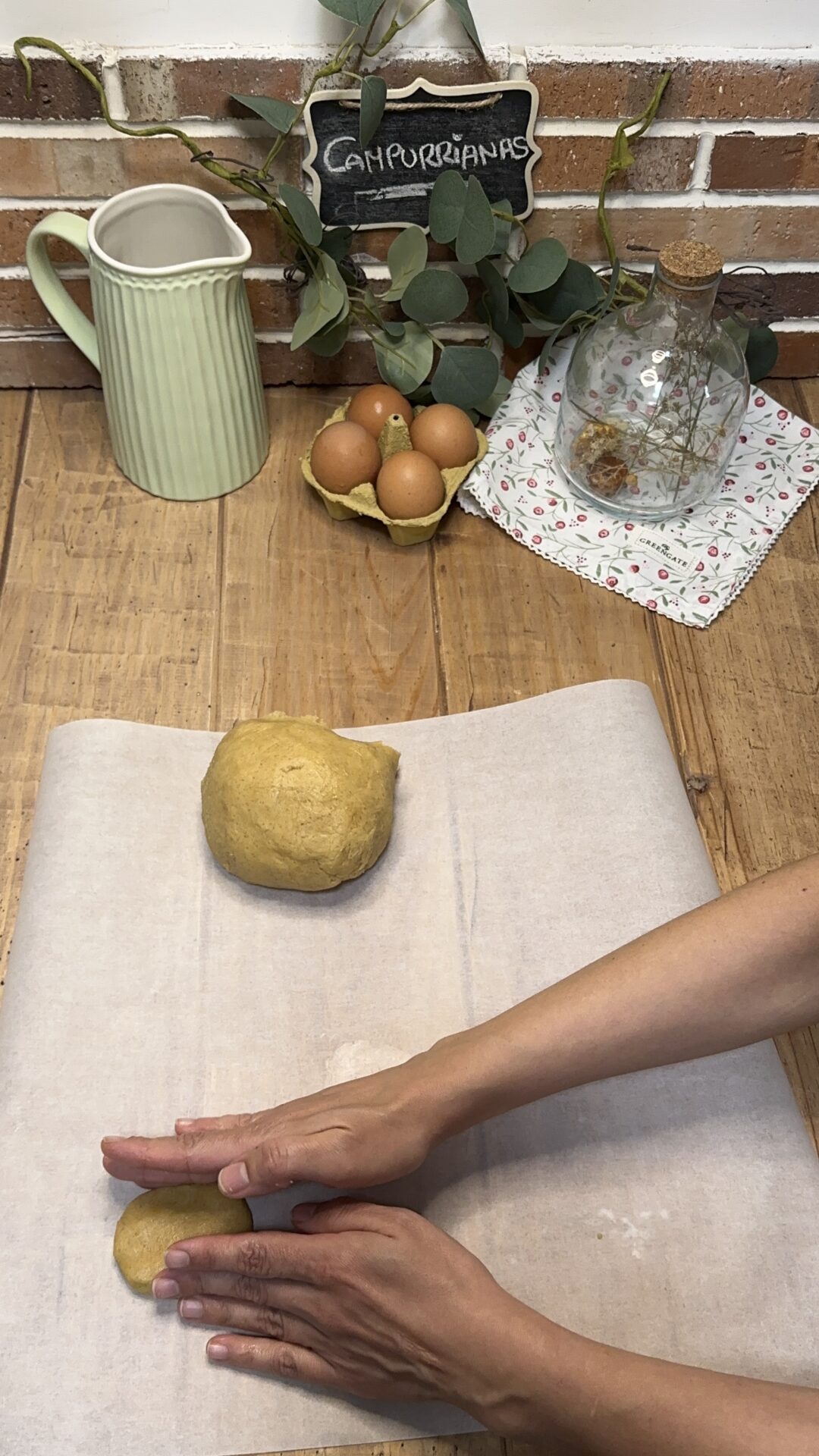 Aplanamos las bolas aplastándolas con la mano