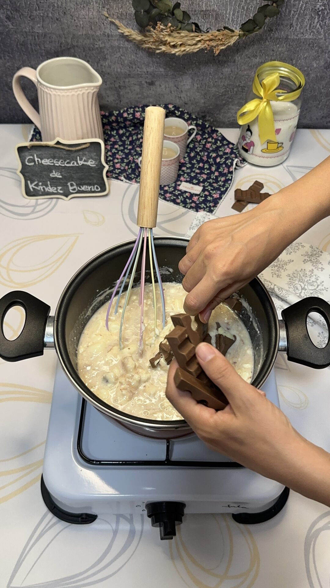Incorporamos el chocolate y calentamos a fuego bajo