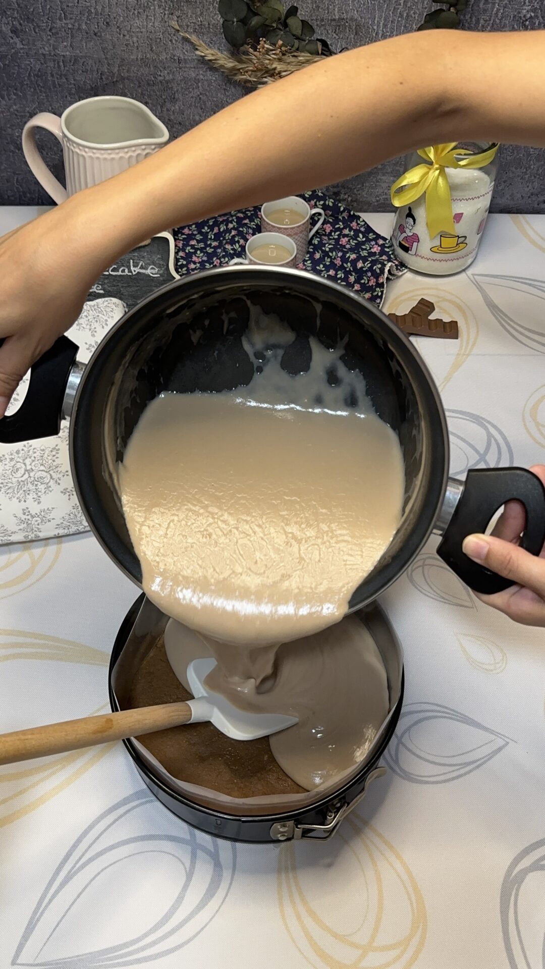 Vertemos con cuidado la mezcla de nuestra cheesecake Kinder sobre la base endurecida