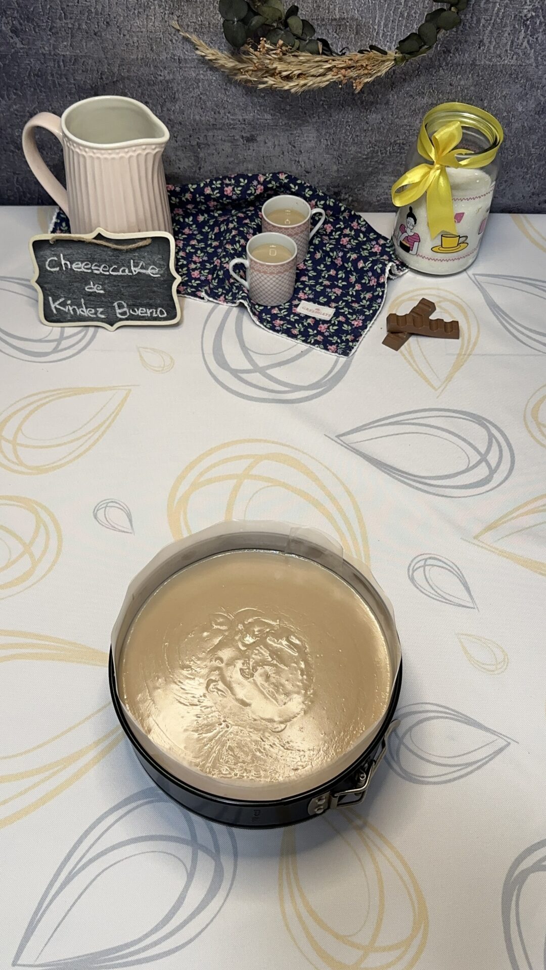 Llevamos nuestra cheesecake Kinder a la nevera un mínimo de 6 horas