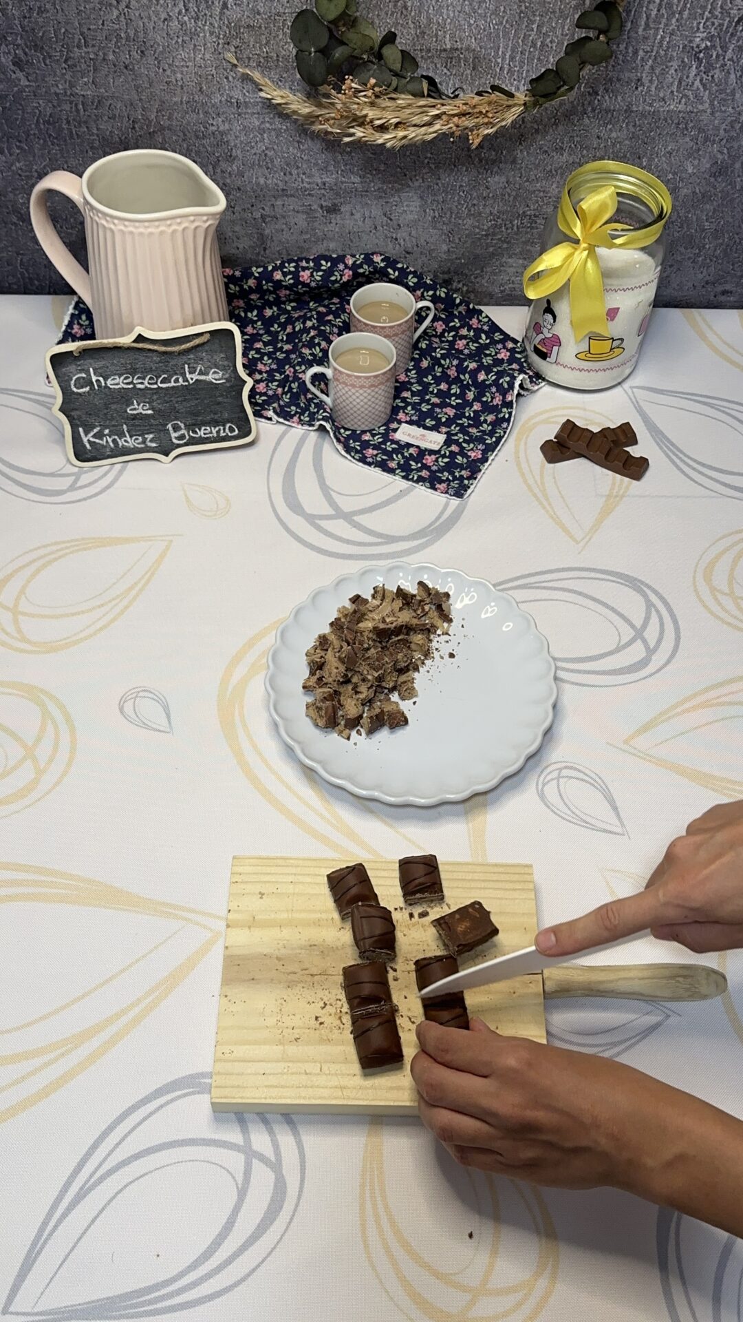 Partimos tres barritas de Kinder en trocitos pequeños y otras dos en cuadraditos
