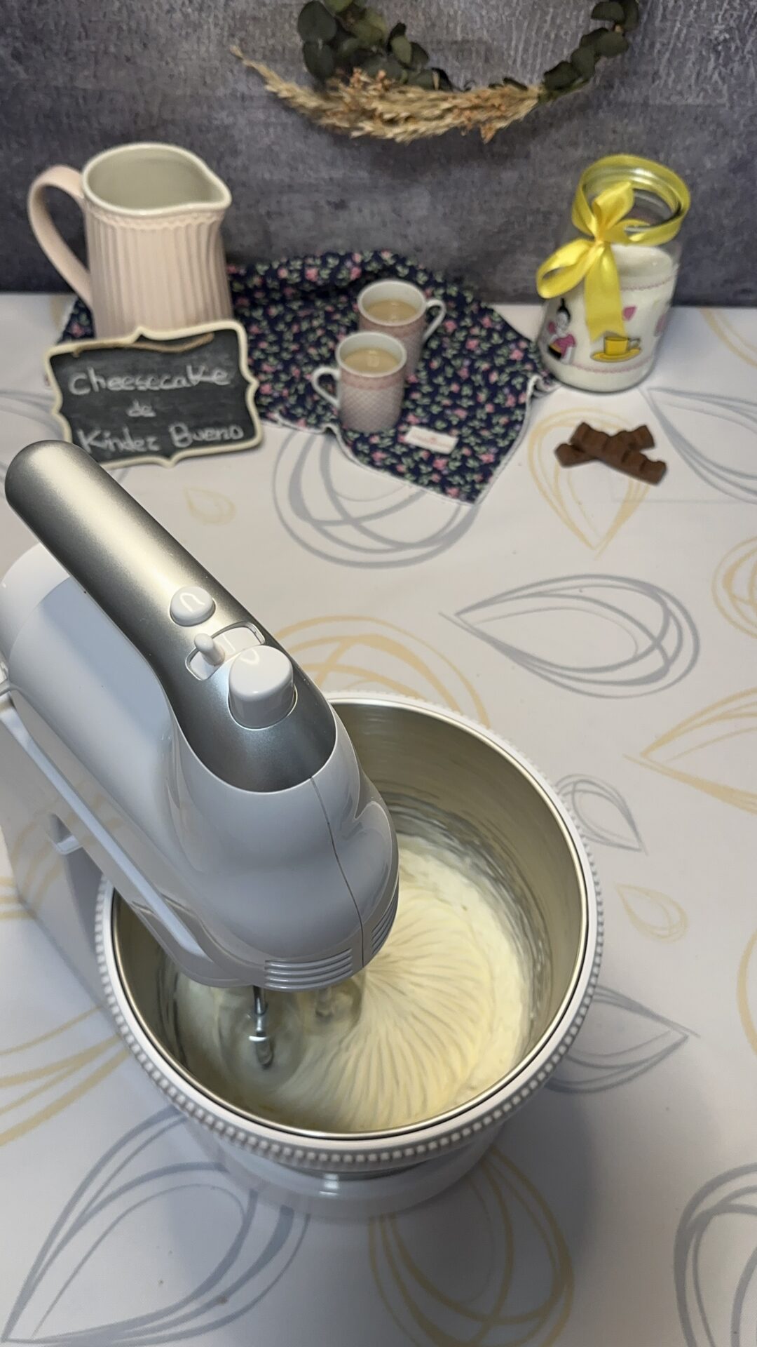 Montamos la nata junto con el azúcar glas