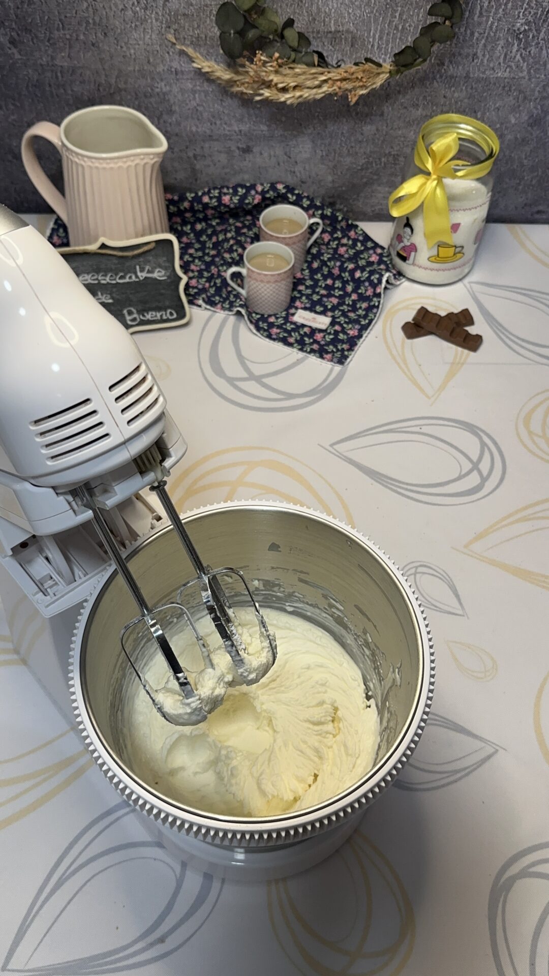 Una vez montada, llevamos la nata a una manga pastelera