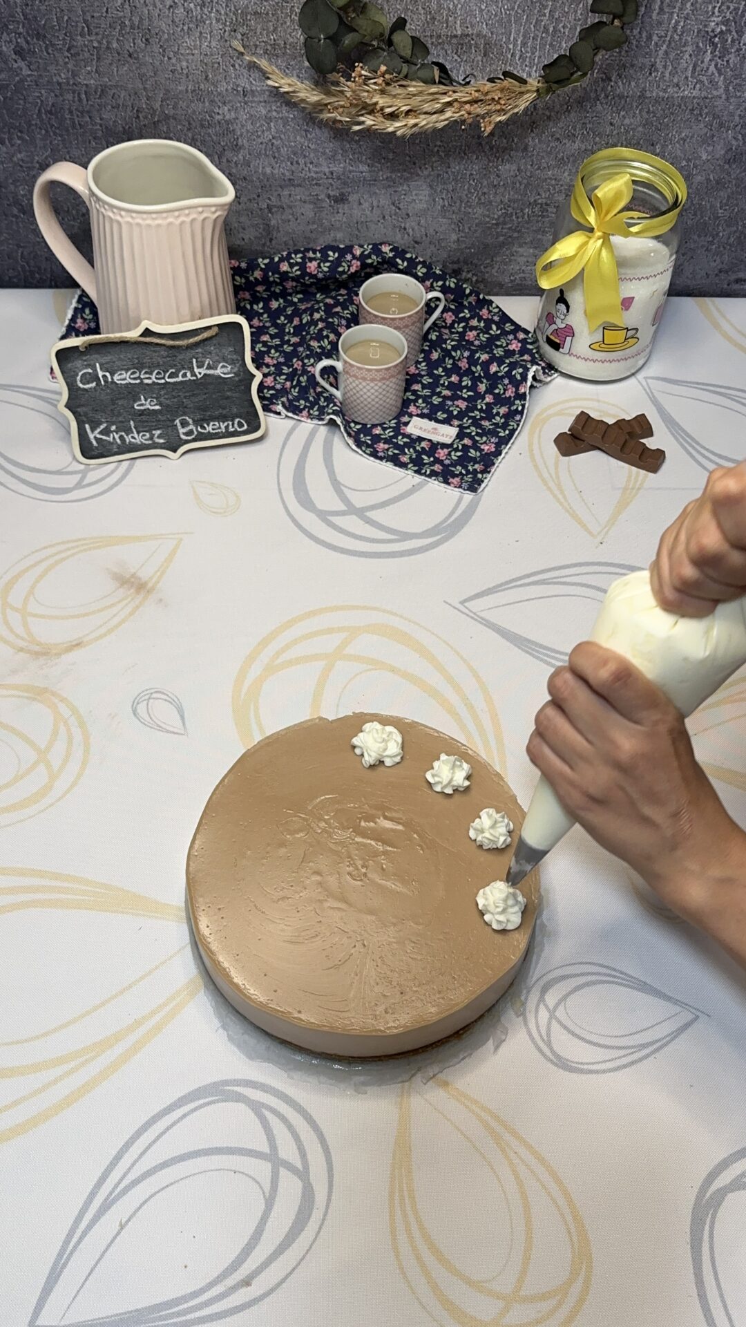Decoramos la parte superior de la tarta con unos rosetones