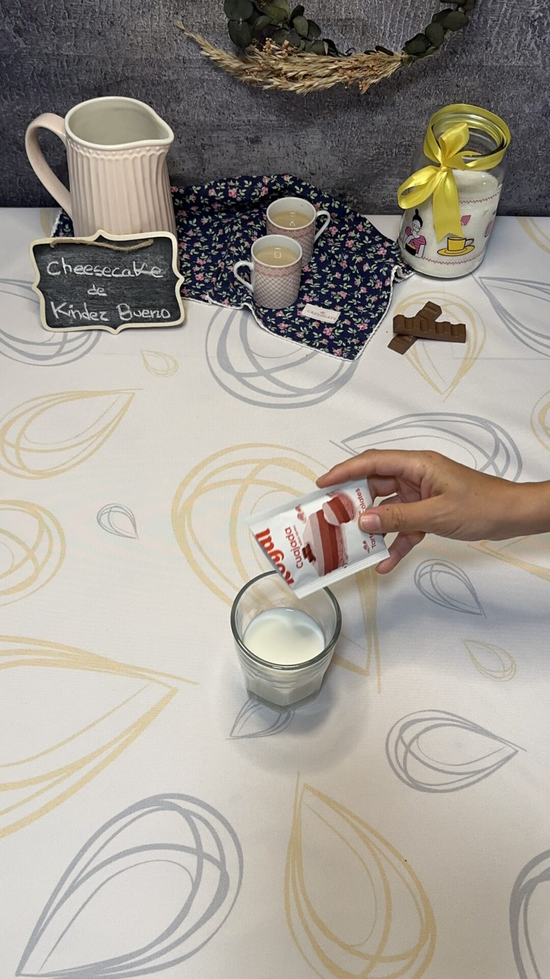 Mezclamos la cuajada con la leche tibia y disolvemos por completo