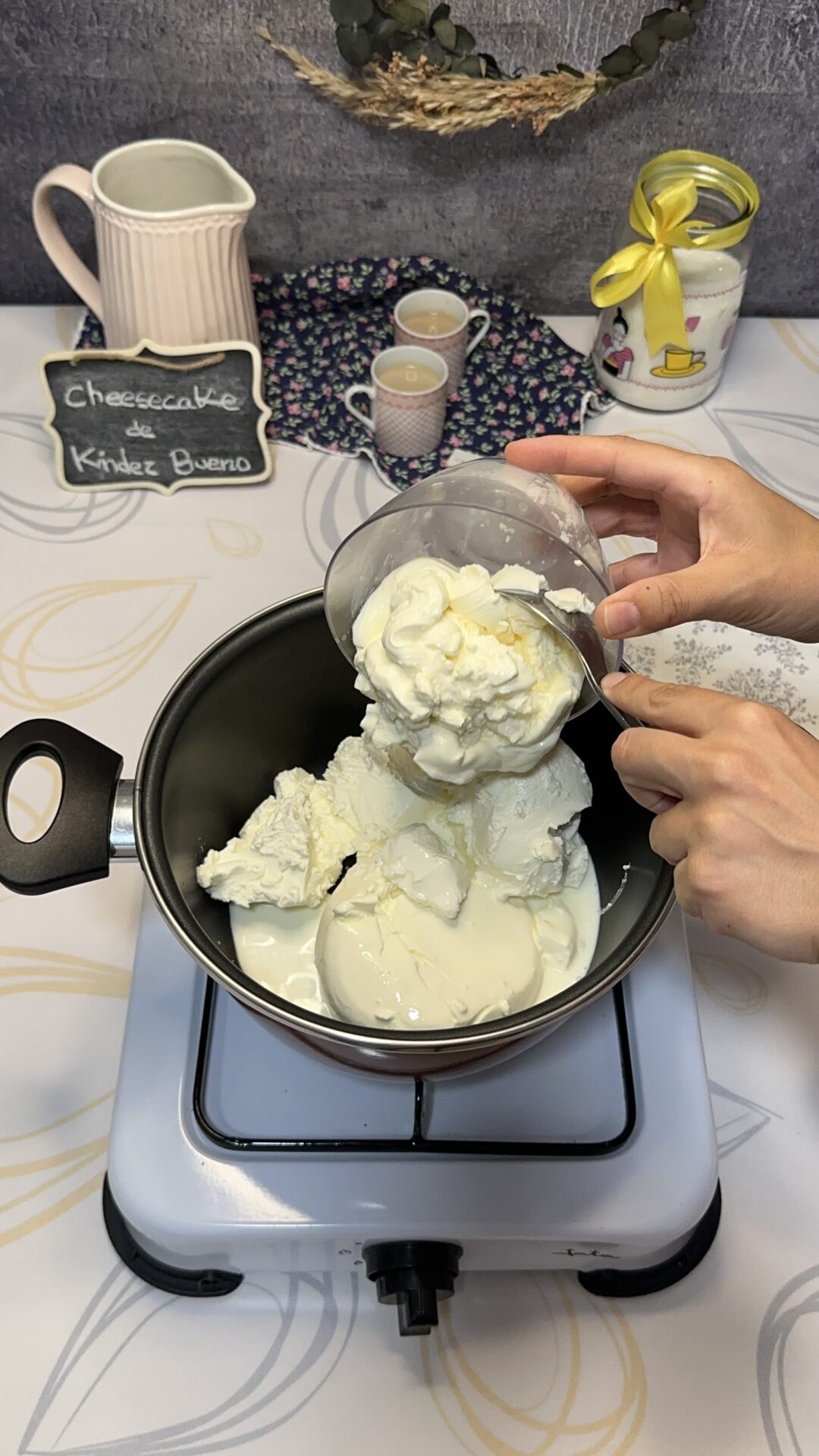 Llevamos la nata y el queso crema a un cazo