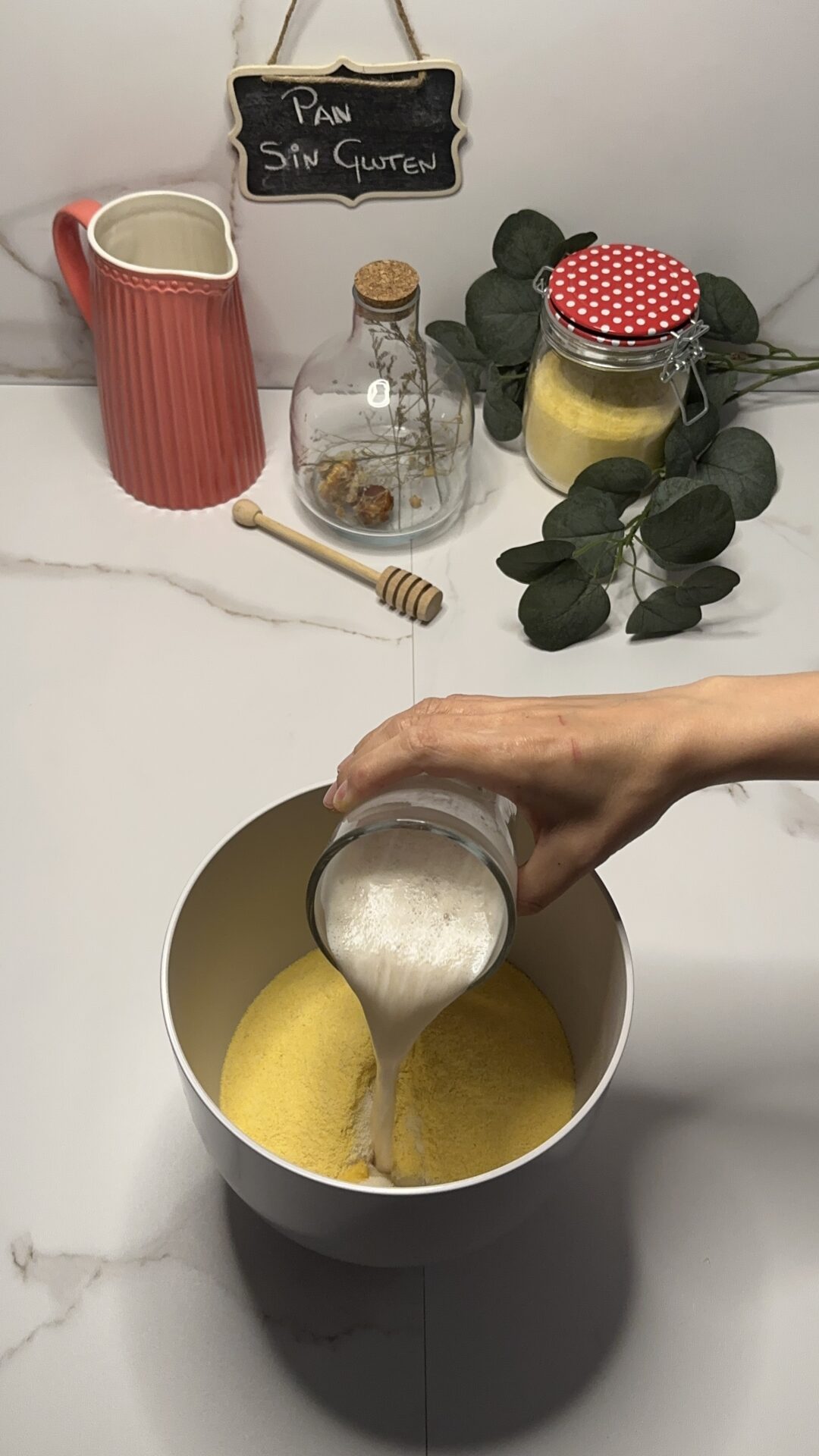 Agregamos el aceite y un poco de la mezcla de levadura