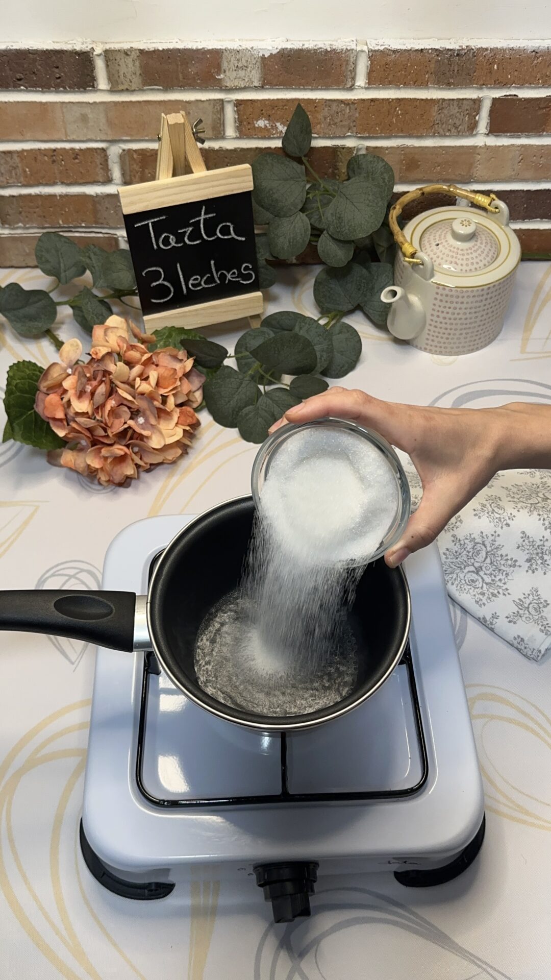 Tarta 3 leches_12 Vamos con el almíbar: llevamos el agua y el azúcar al fuego