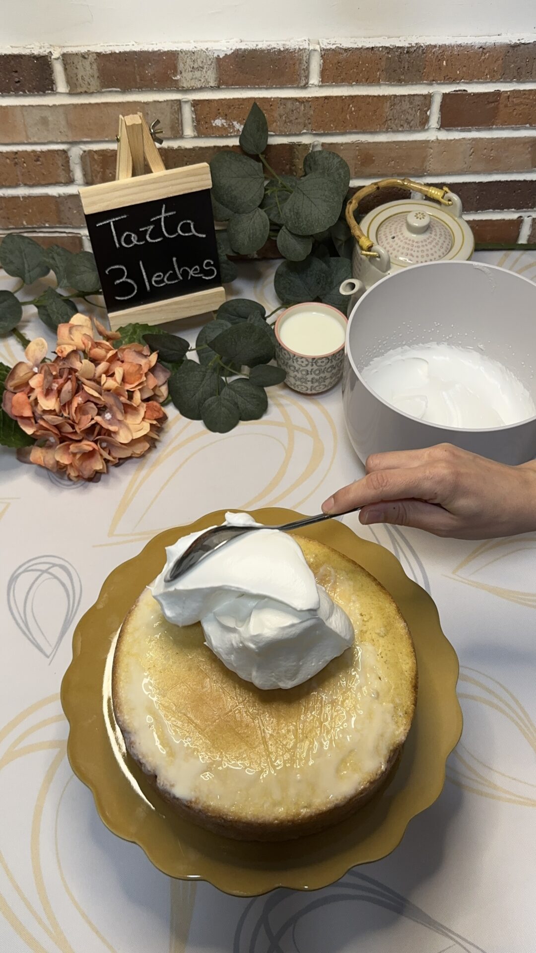 Tarta 3 leches_17 Vertemos el merengue sobre el bizcocho