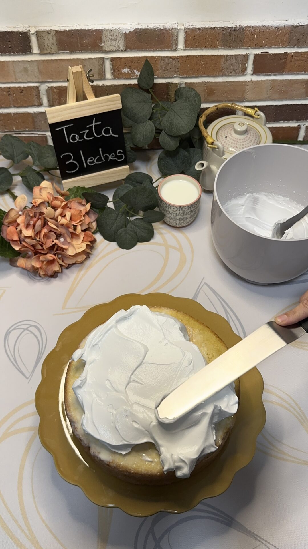 Tarta 3 leches_18 Repartimos bien el merengue sobre toda la superficie