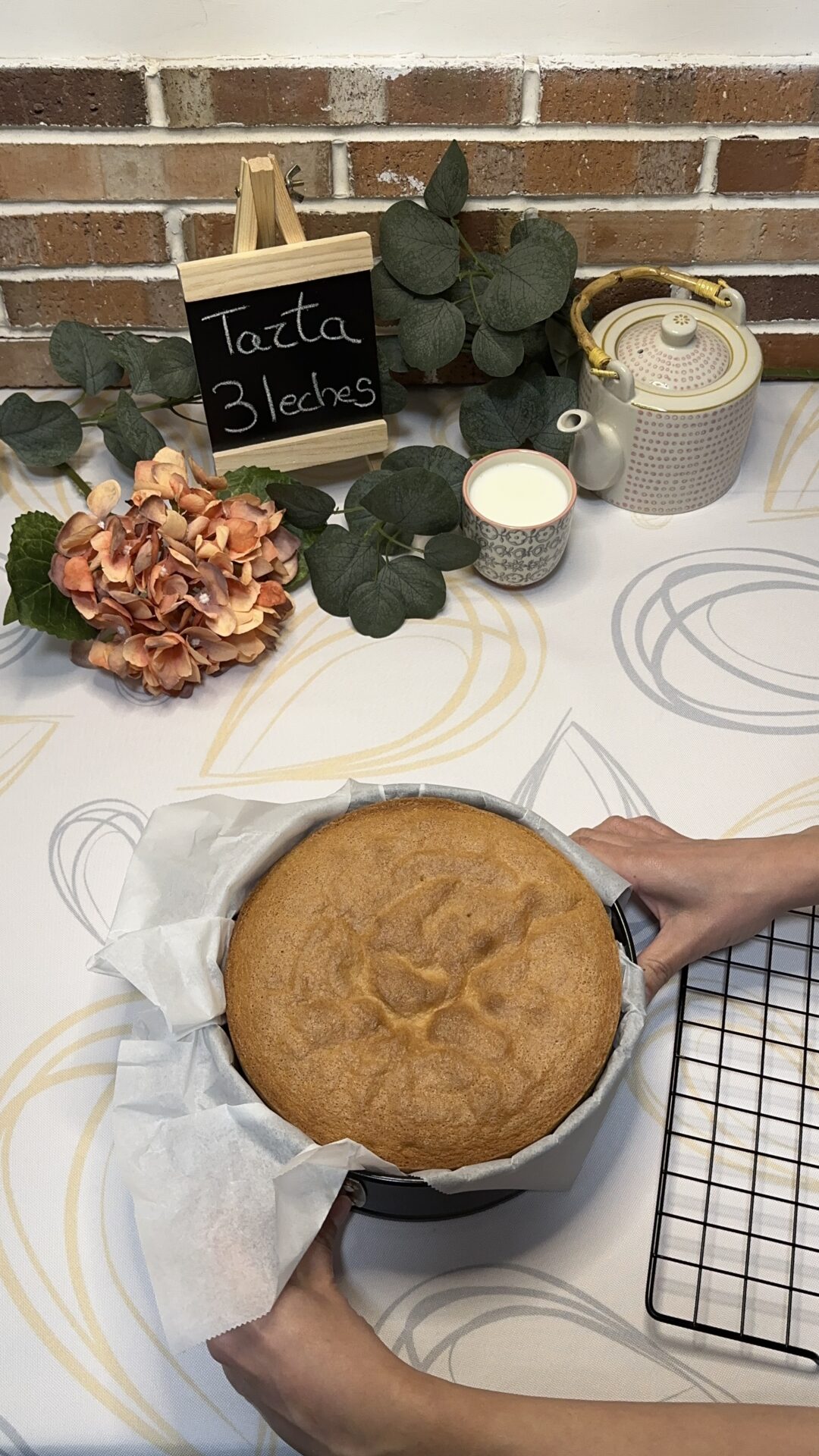 Tarta 3 leches_2 Llevamos el bizcocho genovés a su molde, forrado con papel de horno