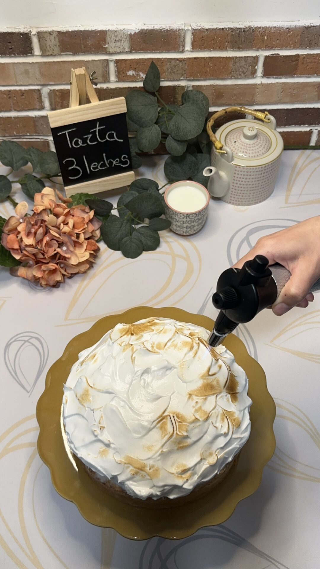 Tarta 3 leches_20 Doramos ligeramente nuestra tarta tres leches con un soplete, para decorar