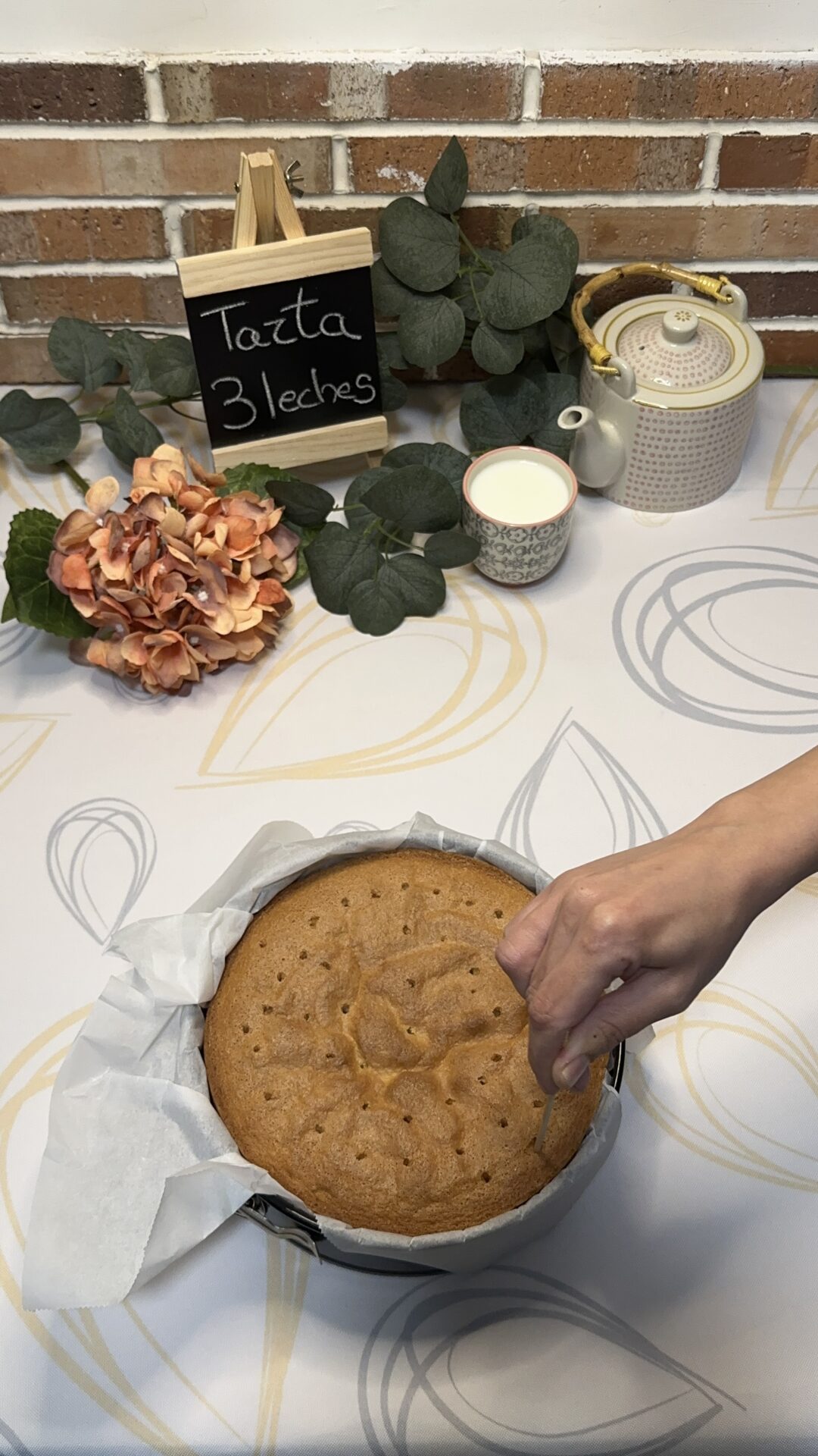 Tarta 3 leches_6 Agujereamos el bizcocho con una brocheta por toda su superficie