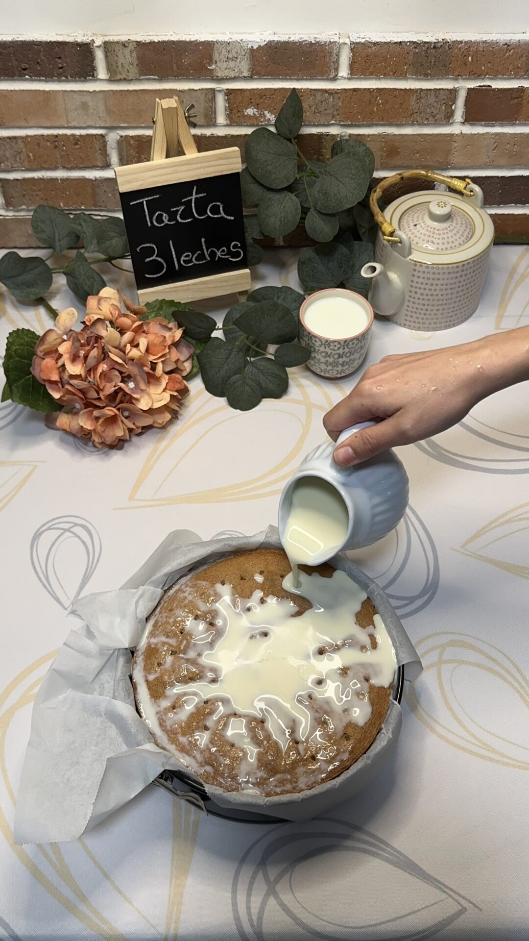 Tarta 3 leches_8 Vertemos la mezcla de leches sobre el bizcocho para que vaya empapando