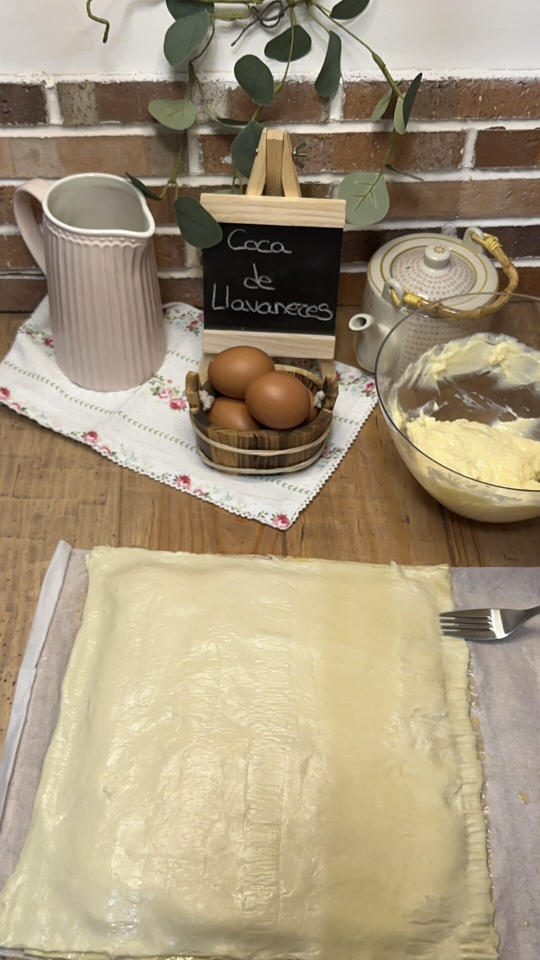 Sellamos los bordes presionando con un tenedor